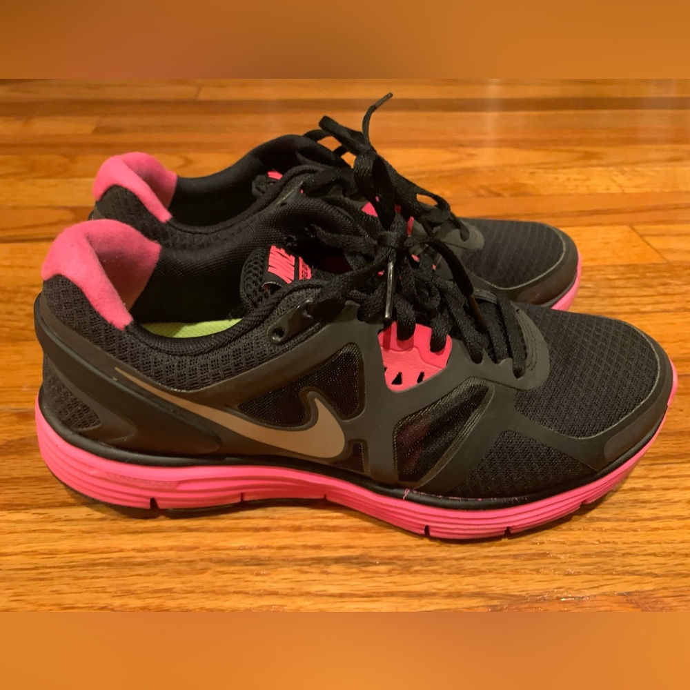 Nike Black & Pink Lunarlon Sneakers - Women in 8.5